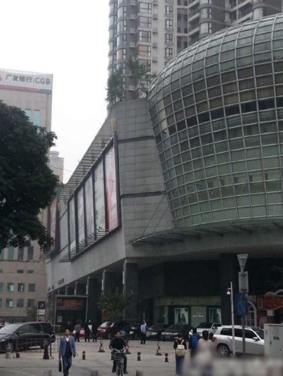 一輛停在停車位上的寶馬轎車，被墜落的樹枝砸中，樹枝徑直插入車內(nèi)，現(xiàn)場(chǎng)引發(fā)不少市民圍觀拍照。