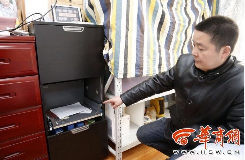 西安一小偷將保險(xiǎn)箱包在被子里離開 過程僅15分鐘