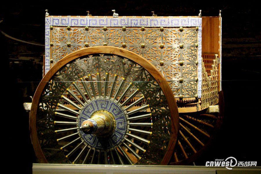 1月7日，甘肅省考古研究所所長王輝向人們介紹花了200萬元復(fù)制的禮儀車輛。