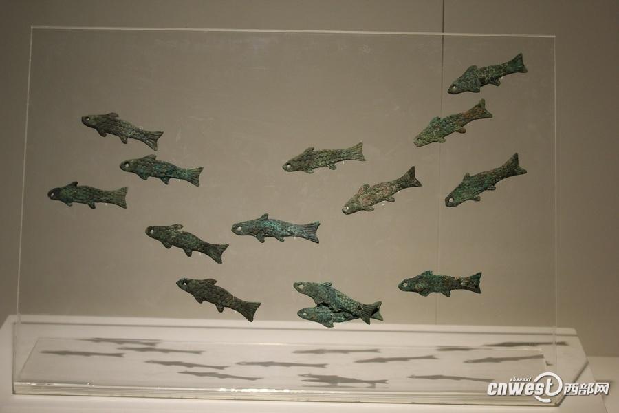 青銅魚符，有專家推測是覆蓋棺槨所用荒帷上懸掛的裝飾物。