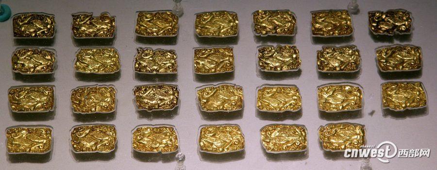 戎人墓出土的黃金牌飾。