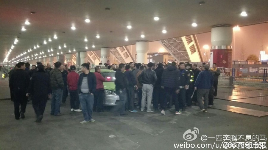 機(jī)場(chǎng)后調(diào)配10多輛機(jī)場(chǎng)大巴運(yùn)送旅客進(jìn)城。