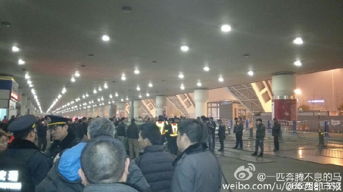 據(jù)現(xiàn)場(chǎng)網(wǎng)友表示：交警和出租車司機(jī)吵了起來。