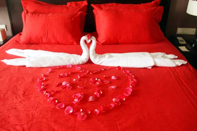 情人節(jié)最溫暖告白！84歲老人包下整樓示愛老伴