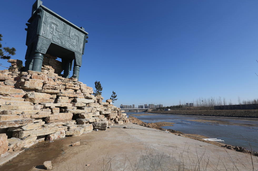 鄭州河邊建十米高銅鼎無防護(hù) 網(wǎng)友:不怕淹了？