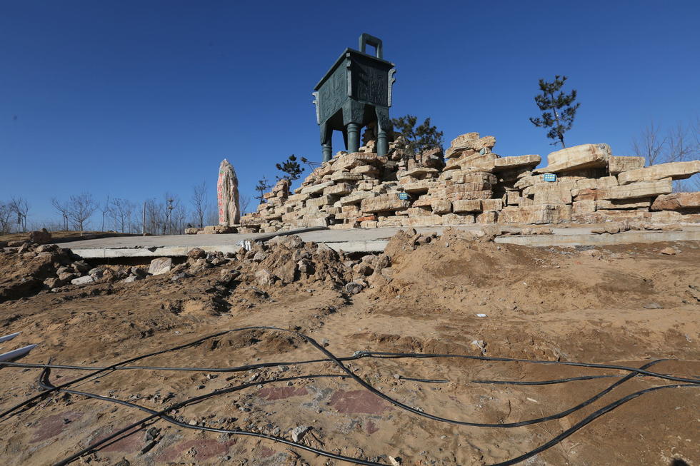 鄭州河邊建十米高銅鼎無防護(hù) 網(wǎng)友:不怕淹了？