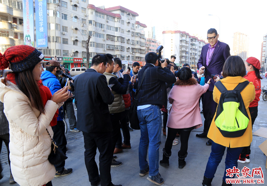 “亞洲第一巨人”張歡身高2.38米，在人群中非常出眾。