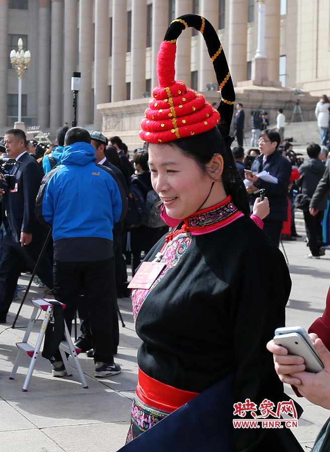 這位代表的頭飾你能猜出是哪個省的么？