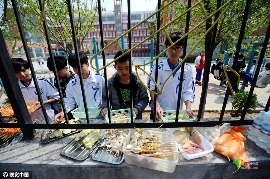 藝校實行封閉管理 學(xué)生“跨欄”買飯