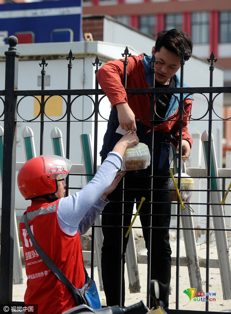藝校實行封閉管理 學(xué)生“跨欄”買飯