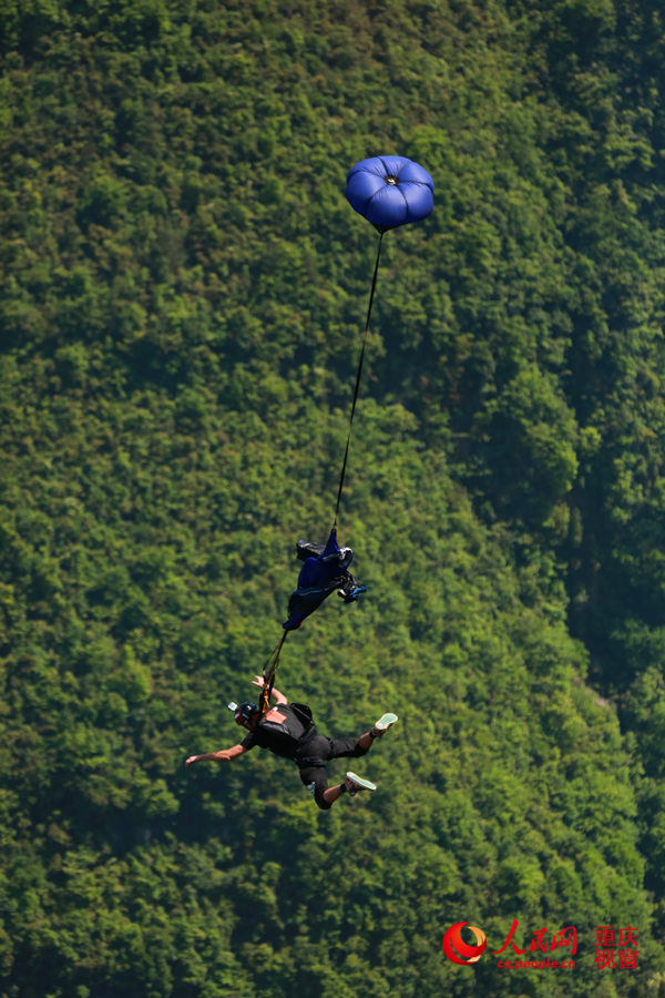 28日，2016世界低空跳傘大賽在重慶云陽龍缸景區(qū)正式開賽。圖為選手角逐中。劉政寧 攝