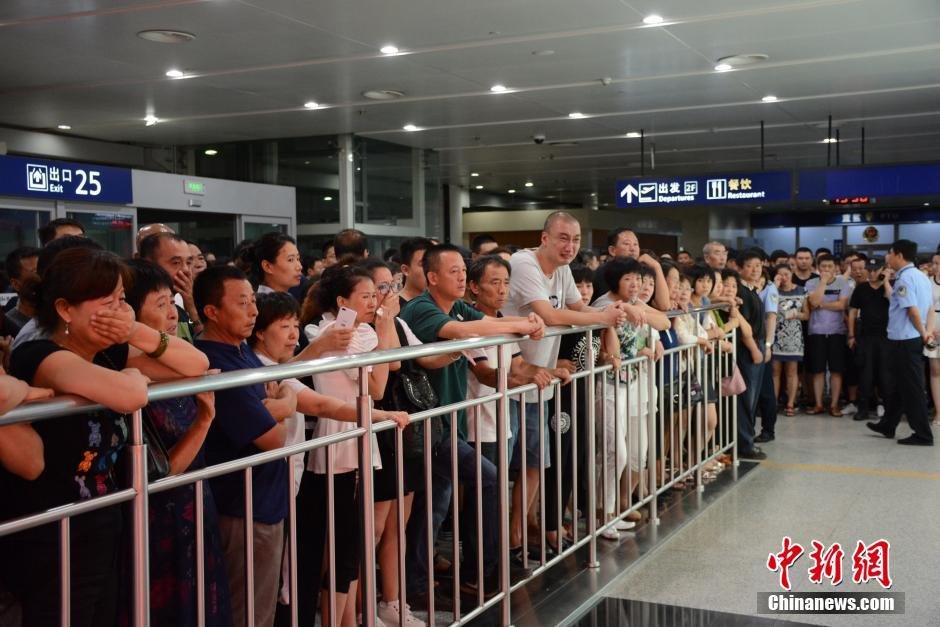 當(dāng)日18時許，前來接機的家屬陸續(xù)來到大連機場，等候著其他親屬帶著親人骨灰“回家”。