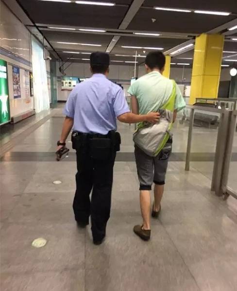 上海一女子地鐵上單手擒色狼 網(wǎng)友點(diǎn)贊