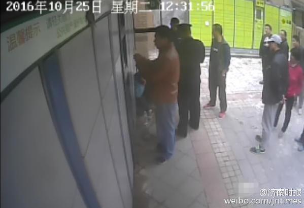 濟(jì)南18歲快遞小哥遭客戶暴打 疑因快遞柜打不開