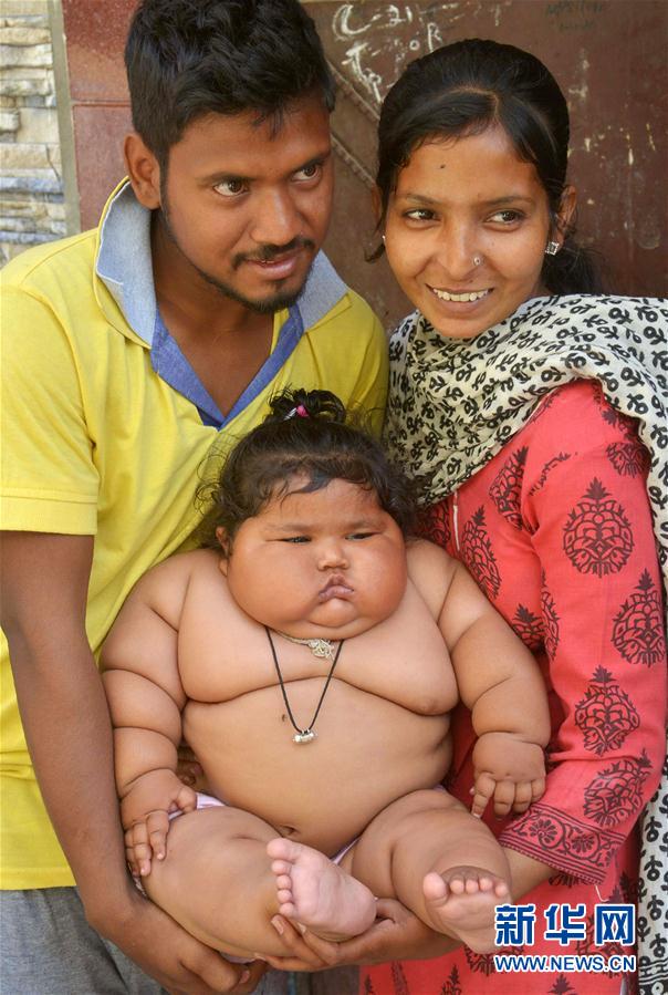 4月17日，在印度阿姆利則，女孩查哈特（中）和父母在家中。