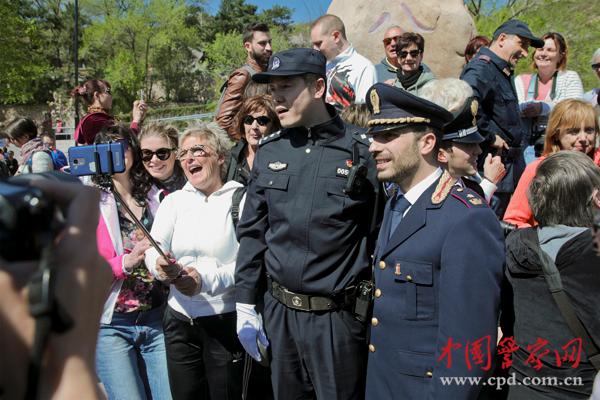 游客與聯(lián)合巡邏的中意警察合影。本網(wǎng)記者 陳路坤 攝