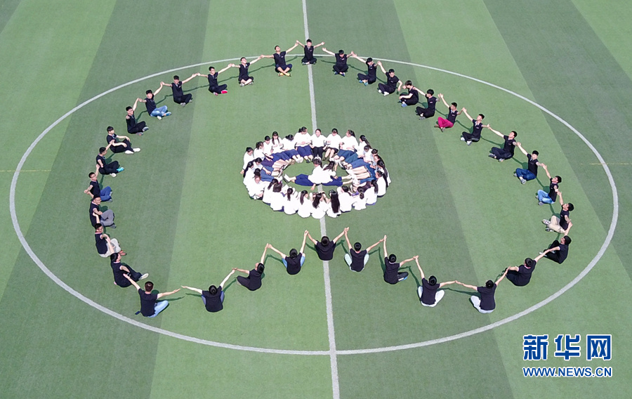 畢業(yè)季：擺個青春造型 紀(jì)念高中歲月