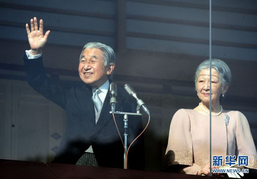 當(dāng)?shù)貢r間12月23日，在位于日本東京的皇宮，日本明仁天皇向民眾致意。