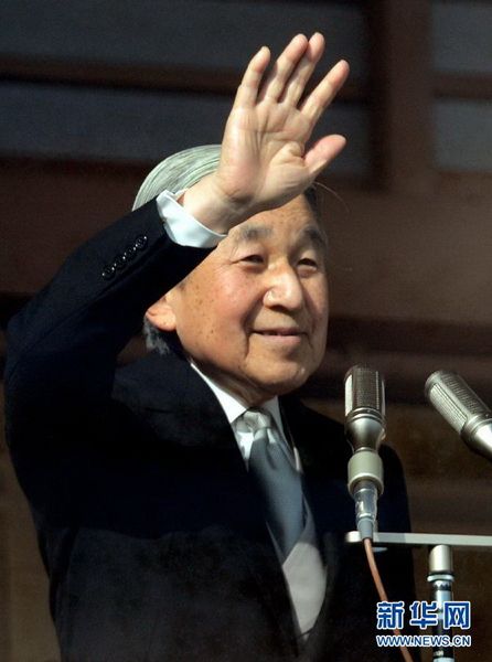 當(dāng)?shù)貢r間12月23日，在位于日本東京的皇宮，日本明仁天皇向民眾致意。