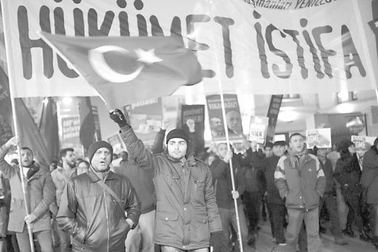 　土耳其民眾25日抗議政府貪腐行為。