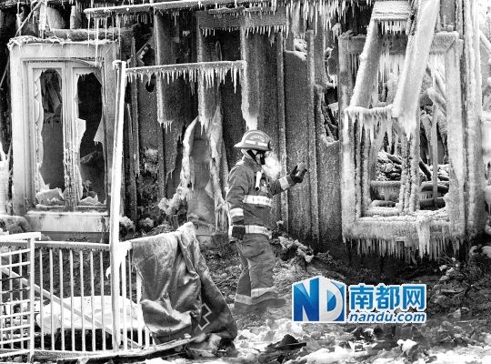 消防員用蒸汽機(jī)融化救火后殘留的冰層，尋找遇難者遺