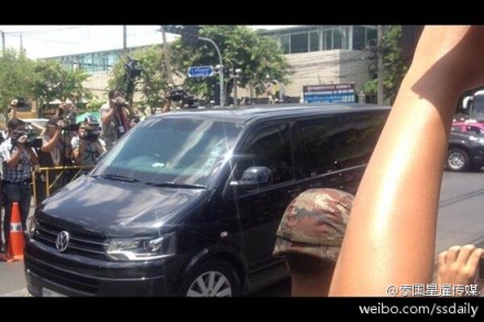 英拉乘坐其私人防彈車抵達(dá)軍方設(shè)施。