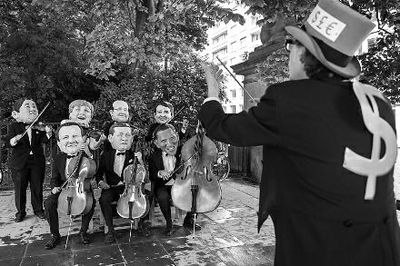 4日在布魯塞爾，非政府組織『樂施會』成員戴著七國首腦面具演奏名曲《錢錢》，批評七國政策導致全球貧富差