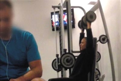 畫面中能看到健身房還有“其他人”。視頻截圖