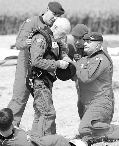 89歲的赫頓再次于70年前同一地點(diǎn)參加雙人跳傘。