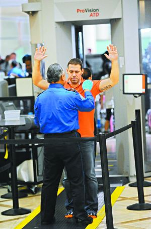 防止恐怖分子把炸彈偽裝成電子設(shè)備登機(jī)；新規(guī)適用于歐、非、中東赴美航班；智能手機(jī)將被重點(diǎn)排查