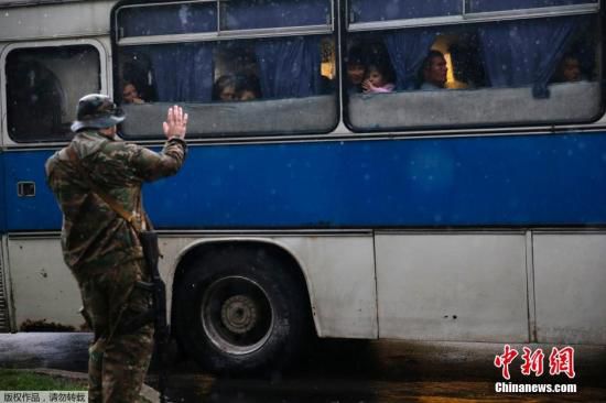 烏克蘭頓涅茨克，烏克蘭政府軍對當?shù)爻掷m(xù)炮擊，民眾為躲避戰(zhàn)火，紛紛登上列車離開。