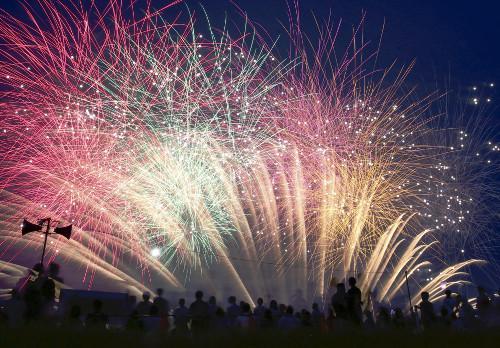 日本關東甲信地區(qū)當天發(fā)布了梅雨期結束的消息，東京都葛飾區(qū)的江戶川河川敷當晚舉行了煙花大會，約13000束煙花在夜空中綻放。（網(wǎng)頁截圖）