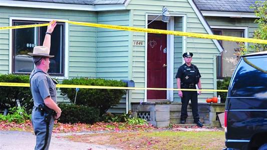 8日，紐約州當?shù)鼐旆怄i案發(fā)現(xiàn)場。