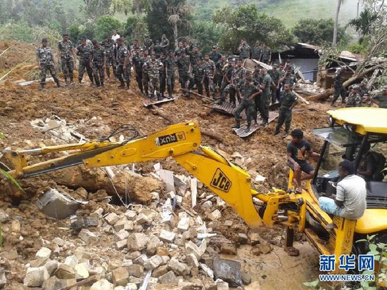 　10月29日，斯里蘭卡救援部隊抵達山體滑坡災區(qū)展開救援。