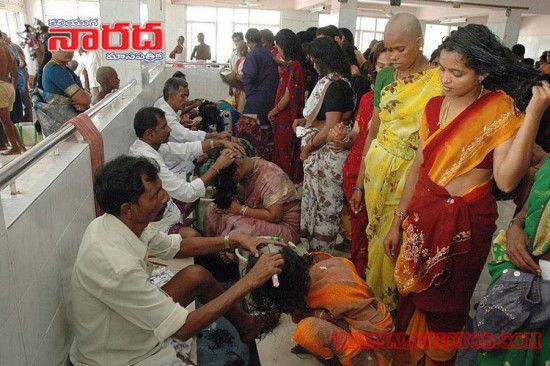 亮瞎眼！印寺廟朝圣日每天為2萬(wàn)人剃光頭