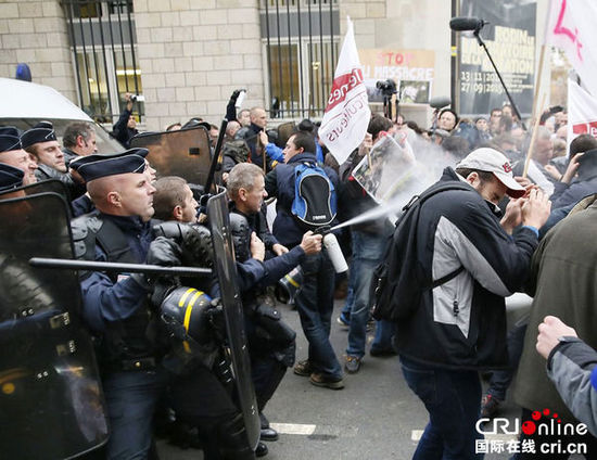 　　當(dāng)?shù)貢r間2014年11月27日，法國巴黎，法國農(nóng)民帶綿羊在埃菲爾鐵塔附近抗議，要求環(huán)保部門采取有效措施解決狼群襲擊羊群問題。　圖片來源：TRICK KOVARIK/CFP