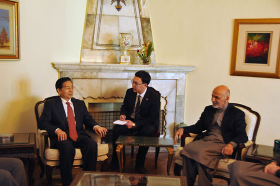 　11月30日，阿富汗總統(tǒng)加尼在首都喀布爾會見到訪的中國國務(wù)委員郭聲琨。