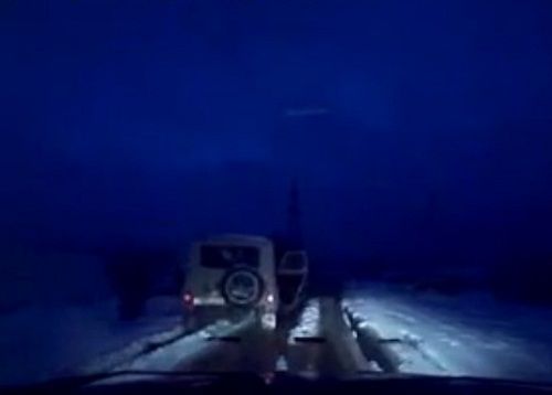 　　警察成功打開可疑汽車的車門并登上汽車，司機見狀立即停車及棄車逃走，警察則下車繼續(xù)追捕司機。