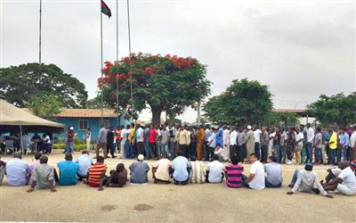 19日，安哥拉一檢查點抓扣大量外國人并查驗證件。