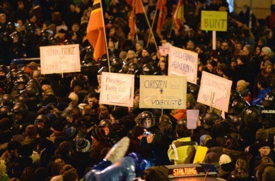 示威人群打出標(biāo)語(yǔ)。