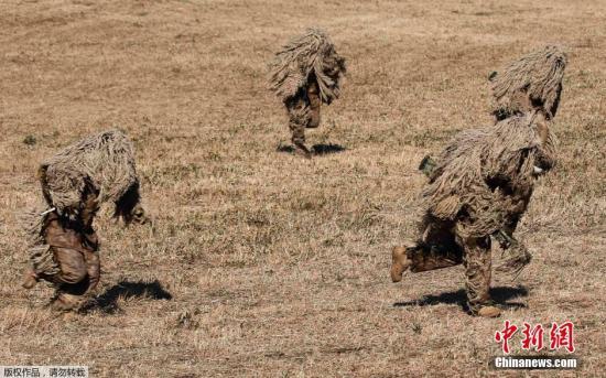 資料圖：當(dāng)?shù)貢r(shí)間2015年1月11日，日本船橋市，日本自衛(wèi)隊(duì)進(jìn)行新年軍演，大約500名軍人和24架飛機(jī)參與了本次演習(xí)。 視頻：日本敲定史上最大規(guī)模國(guó)防預(yù)算費(fèi)來(lái)源:央視軍事農(nóng)業(yè)