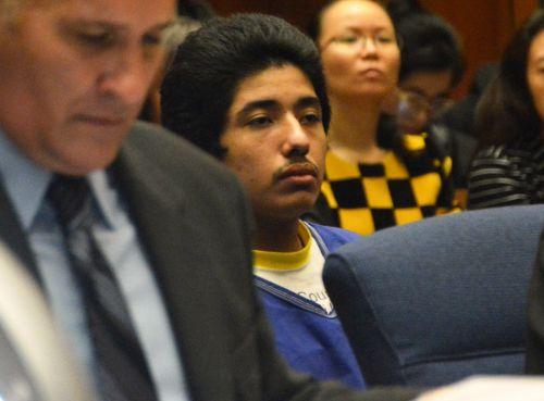 嫌犯卡門（中）在初審法庭上。（僑報網(wǎng)：圖片由法庭指定攝影師提供）