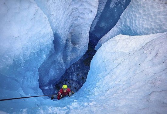 美國(guó)探險(xiǎn)家深入冰縫 拍攝冰川內(nèi)部夢(mèng)幻美景(圖)