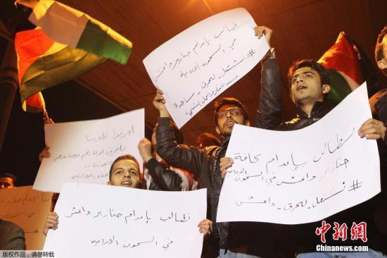 約旦軍方宣布，被極端組織“伊斯蘭國(guó)”劫為人質(zhì)的飛行員卡薩斯貝已遭殺害，憤怒的抗議群眾聚集首都安曼。 視頻：約旦政府談人質(zhì)遇害：一定會(huì)做出強(qiáng)有力回?fù)魜?lái)源:央視新聞