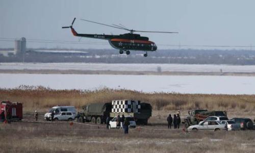 圖片說明：當?shù)貢r間2月11日，一架俄羅斯蘇—24轟炸機在著陸過程中墜毀，救援人員正在偵察失事區(qū)域。(