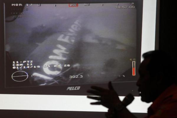 這是1月14日新加坡國防部長黃永宏在其社交網(wǎng)站上傳的亞航失事航班QZ8501機身照片。