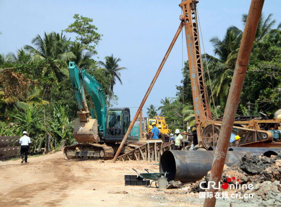 　斯里蘭卡南部鐵路項目施工現(xiàn)場。一臺打樁機正在進行鐵路橋橋墩作業(yè)。(攝影：孫洋)