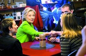 在宣傳片中，希拉里熱情地與三名“普通美國(guó)人”交談。