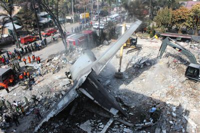 7月1日，搜救人員在印尼軍機墜毀現場進行搜救和清理工作。