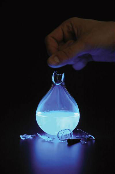 荷蘭藝術(shù)家發(fā)明人血燃料燈，一滴血照亮整間房。圖片來源：新加坡《聯(lián)合早報》網(wǎng)站